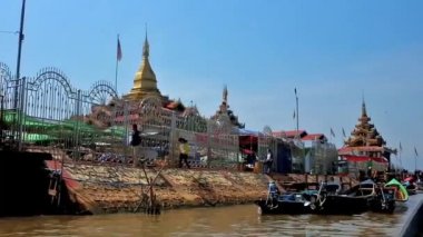 Inle Gölü, Myanmar - 18 Şubat 2018: Yelken Hpaung Daw U Pagoda - Budist tapınağı ve Ywama köyde önemli dini tarihi Simgesel Yapı iskelesi boyunca 18 Şubat Inle Gölü '.