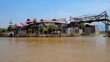 Inle Gölü, Myanmar - 18 Şubat 2018: balıkçı köyleri, çiftlikler ve geleneksel el sanatları atölyeleri Inle Gölü kenarında üzerinde 18 Şubat Inle Gölü içinde yüzen keşfedin.