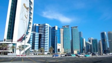 Doha, Katar - 13 Şubat 2018: Geniş Al Corniche street modern iş Al Dafna bölgesinde, sahil, Basra Körfezi boyunca, Şubat 13 Doha germe.