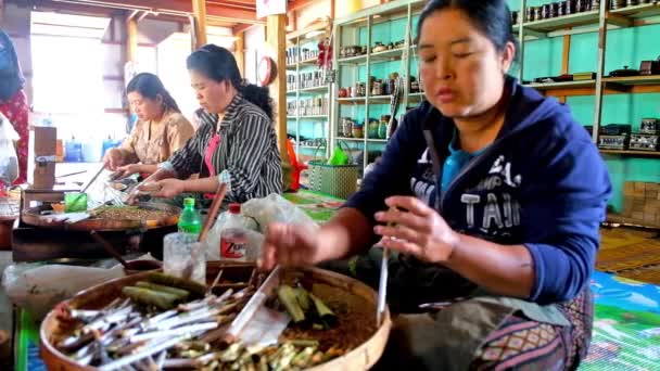 Inle Λίμνη Μιανμάρ Φεβρουαρίου 2018 Χέρι Στριφτών Τσιγάρων Από Βιρμανίας — Αρχείο Βίντεο