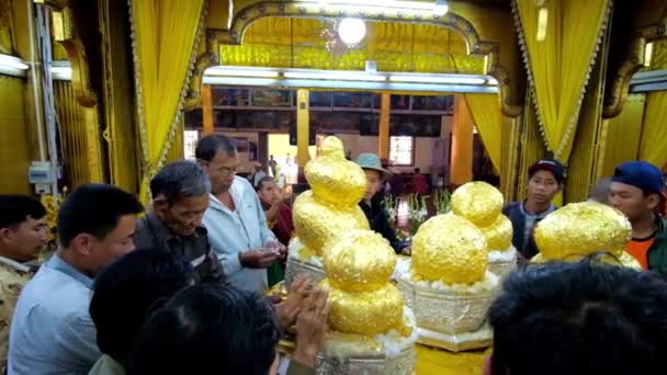 Inle Lake Myanmar Février 2018 Les Dévots Bouddhistes Couvrent Les — Video