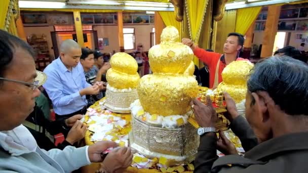 Inle Lake Mianmar 2018 Február Buddhista Szertartás Ragasztás Arany Levelek — Stock videók