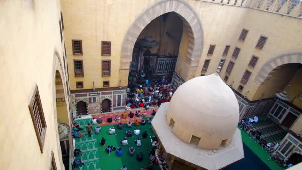 埃及开罗 2017年12月22日 穆斯林信徒听在埃米尔 Sarghatmish 清真寺院子里讲道 12月22日在埃及开罗 — 图库视频影像