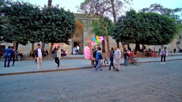 2017年12月22日 沿着历史性的 Muizz 街漫步 以郁郁葱葱的树木 中世纪的 哈基姆清真寺 Futuh 12月22日在开罗的大门 — 图库视频影像