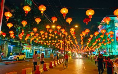 Yangon, Myanmar'da Bahar Şenliği fener altında yürümek