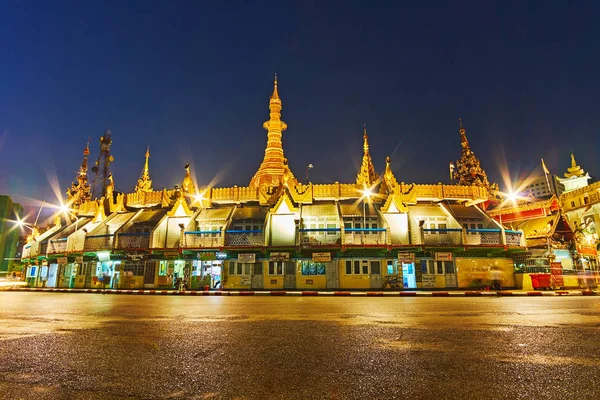 De lichten van Sule Pagoda, Rangoon, Myanmar — Stockfoto