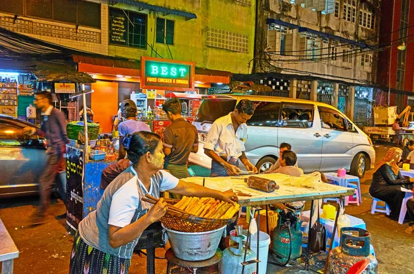 Cozinha de comida de rua, Rangum, Mianmar — Fotografia de Stock