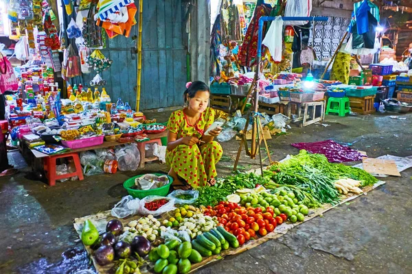 O vendedor ambulante de legumes, Rangum, Mianmar — Fotografia de Stock