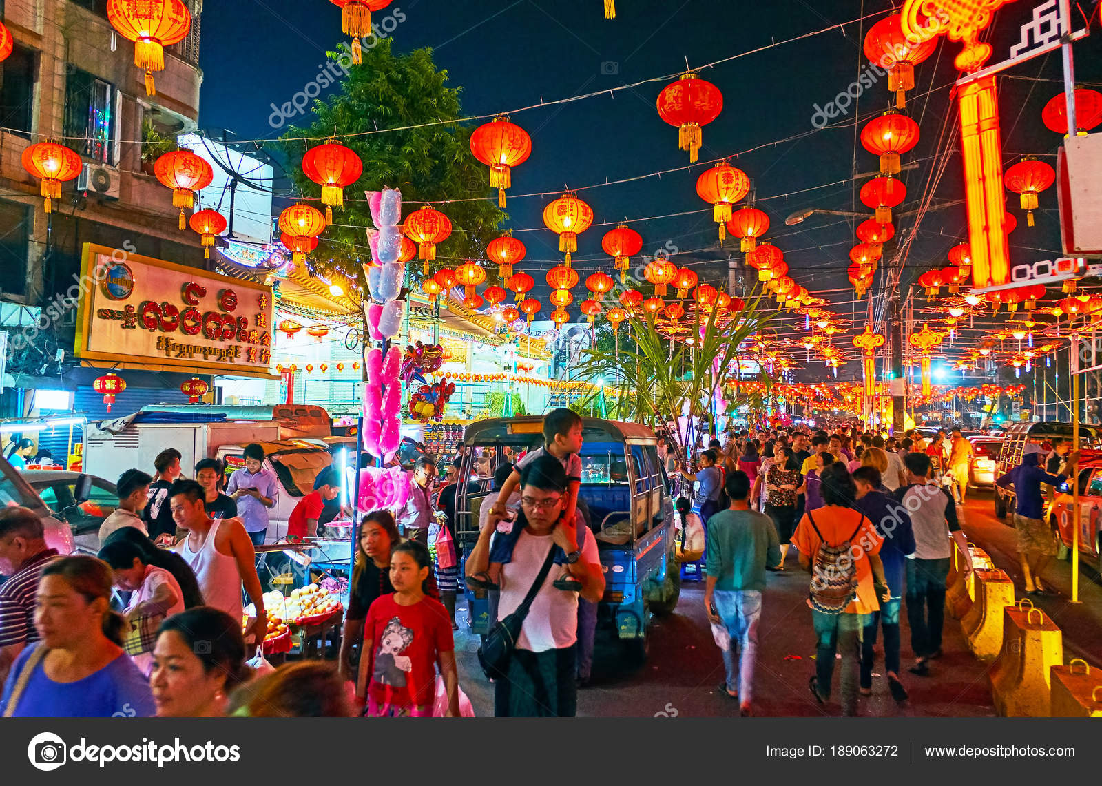 Шумное Празднование Нового Года В Китайском Квартале Янгон, Мьянма.