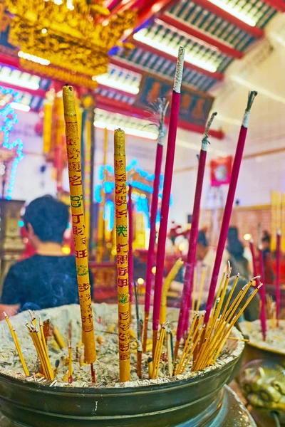 Il vaso con bastoni di insence, Tempio cinese di Guanyin Gumiao, Yan — Foto Stock