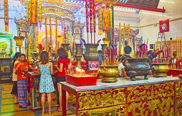 Worshipers in Chinese Guanyin Gumiao Temple, Rangún, Myanmar — Foto de Stock