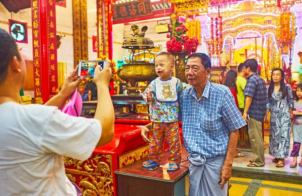 Familienporträt im Guanyin Gumiao Tempel, Yangon, Myanmar — Stockfoto