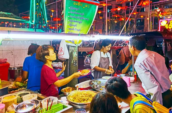 O café de rua lotado em Chinatown, Rangum, Mianmar — Fotografia de Stock