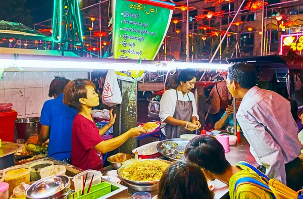 Trånga gatan café i Chinatown, Yangon, Myanmar — Stockfoto