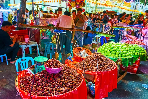 Mercato della frutta di Chinatown al Festival di Primavera, Rangoon / Myanmar — Foto Stock