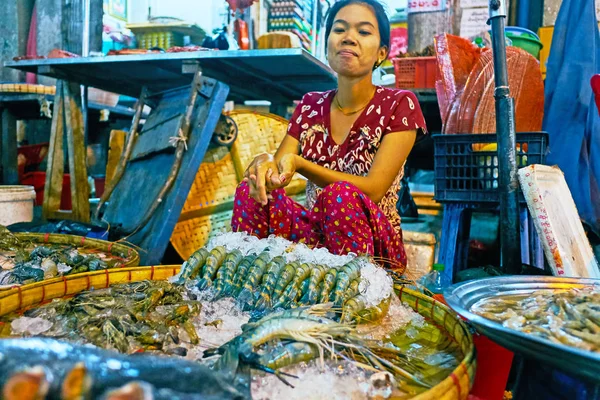 Camarão-rei no mercado de Chinatown, Rangum, Mianmar — Fotografia de Stock