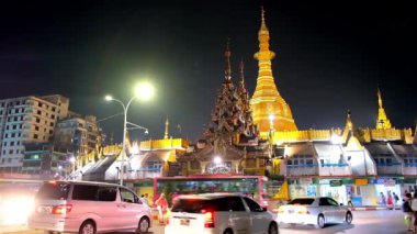 Yangon, Myanmar - 14 Şubat 2018: Sule Pagoda, şehir merkezinde, 14 Şubat Yangon içinde yer alan parlak altın stupa, yoğun trafik.
