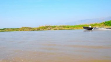 Inle Gölü, Myanmar - 18 Şubat 2018: Turist üzerinde 18 Şubat Inle Gölü'Inle Gölü - popüler tatil çok sayıda simge ve eşsiz doğa ile hızlı Kano gemilerde zevk.