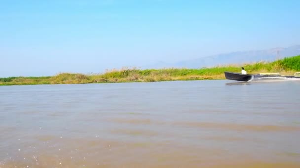 Inle Lake Myanmar Февраля 2018 Года Туристы Наслаждаются Быстрыми Каноэ — стоковое видео
