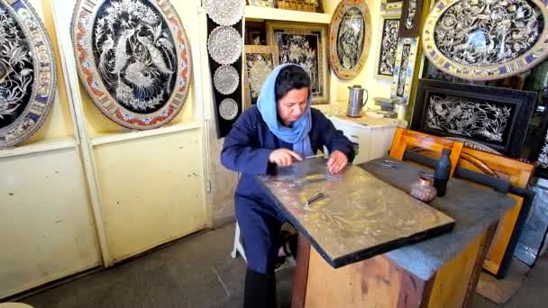 Isfahan Iran Oktober 2017 Intressant Verkstaden Grand Bazaar Hantverkerska Visar — Stockvideo