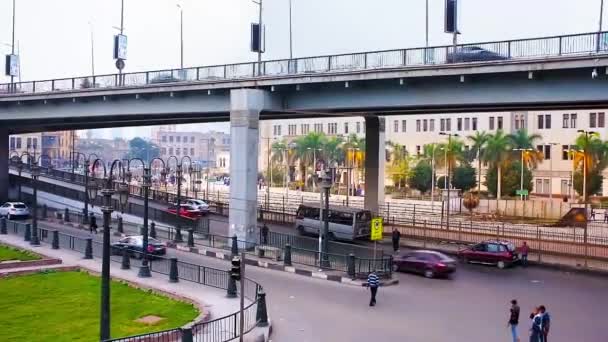 カイロ エジプト 2017 ミダン ラムセス乗馬 日カイロの背景に車および Misr 駅の建物と広場で歩道橋 — ストック動画