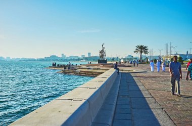 Doha, Katar deniz boyunca yürümek