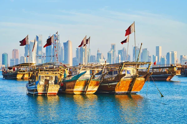 Traditional boats and modern architecture of Doha, Qatar — Stock Photo, Image