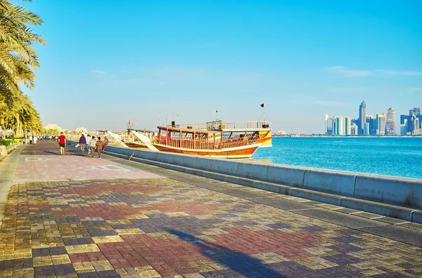 Walk along Doha embankment, Qatar — Stock Photo, Image