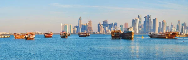 Los barcos de madera en el puerto de Doha, Qatar — Foto de Stock