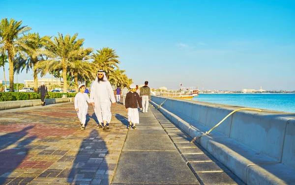 산책도 하, 카타르에서 아랍 가족 — 스톡 사진
