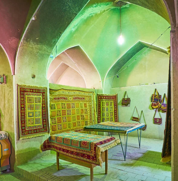 Κιλίμια κατάστημα στο Rayen κάστρο, Ιράν — Φωτογραφία Αρχείου