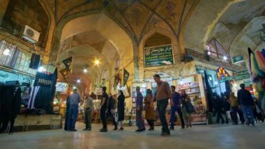 Şiraz, Iran - 13 Ekim 2017: Kalabalık Vakil ın Bazaarı önemli şehir dönüm noktası, Orta Çağ ve sunan farklı ürünler - Halılar, kumaşlar, baharat, metal ürünleri, metizler beri 13 Ekim'de Shiraz içinde korunmuş olduğunu.