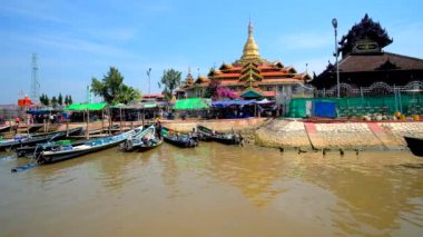 Inle Gölü, Myanmar - 18 Şubat 2018: Turist ve hacılar Kano Hpaung Daw U Pagoda iskele üzerinde 18 Şubat Inle Gölü'Ywama Köyü.