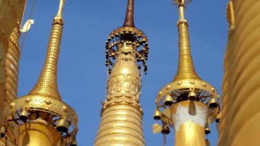 HTI süs şemsiye Inn tein Buda resim tapınak Indein (Inn tein) Köyü, Inle Gölü, Myanmar, altın stupas üst kısmında close-up.