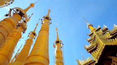 Inn tein Buda resim tapınak ile çan, Indein (Inn tein) Köyü, Inle Gölü, Myanmar dekore edilmiş güzel HTI şemsiyelerle uzun boylu altın stupas.