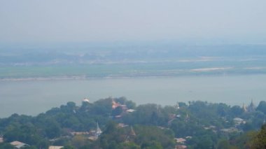 Panoramik Sagaing tepenin üstünden yeşil yamaç Ortaçağ altın stupas, geniş Irrawaddy nehir ve sisli Mandalay banka, Myanmar.