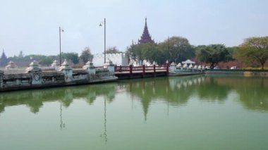 Hendek eski köprüden Kraliyet Sarayı, Mandalay, Myanmar Ortaçağ Kalesi kapıya yol açar..