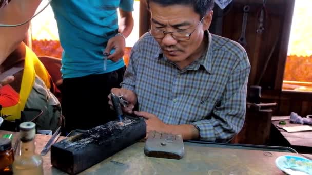 Inlemeer Myanmar Februari 2018 Zilversmid Produceert Jewelries Opwarmen Oorbellen Leeg — Stockvideo
