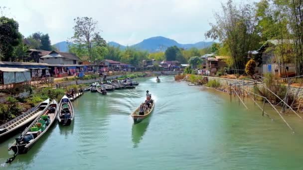 缅甸茵莱湖湖 2018年2月18日 在登村溪的独木舟船 著名的游客之一 访问中世纪 Nyaung Ohak 2月18日在茵莱湖湖 — 图库视频影像