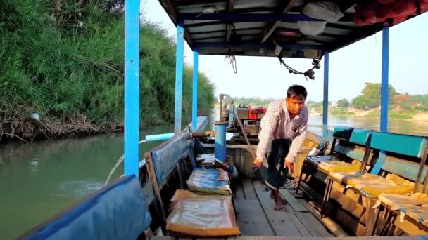 Ava Myanmar Febbraio 2018 Traghettatore Sul Fiume Myitnge Dokhtawaddy Nam — Video Stock