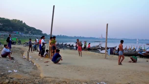 マンダレー ミャンマー 2018 ティーンエイ ジャー国家ビルマでゲームをプレイ Chinlone Caneball 夜の時間 Taungthaman 湖の港で地元の見物人とマンダレーで — ストック動画
