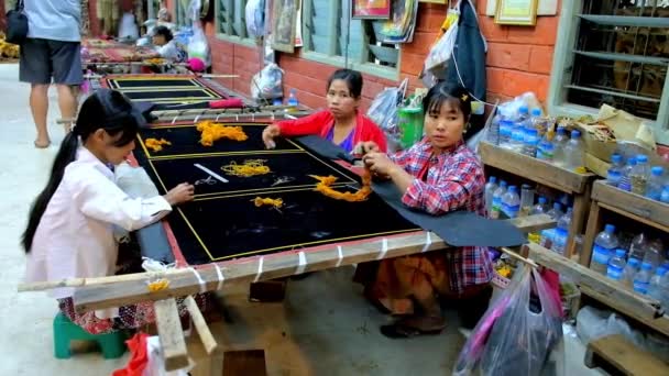 Mandalay Myanmar Februari 2018 Burmesiska Hantverkare Brodera Väv Med Guldtråd — Stockvideo