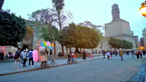 Cairo Egipto Diciembre 2017 Concurrida Calle Muizz Con Vistas Puerta — Vídeos de Stock