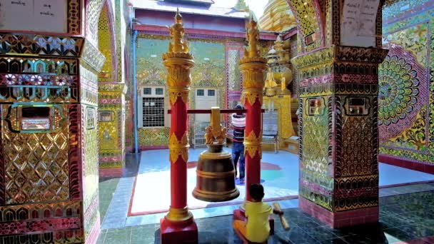 Mandalay Myanmar Febrero 2018 Chico Está Interesado Tocar Campana Pagoda — Vídeo de stock