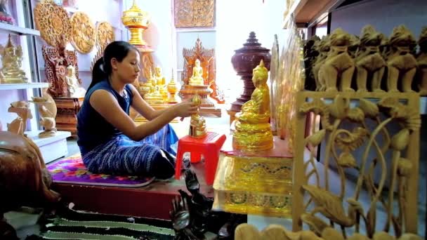 Mandalay Mianmar 2018 Február Fiatal Kézműves Vonatkozik Arany Buddha Szobor — Stock videók