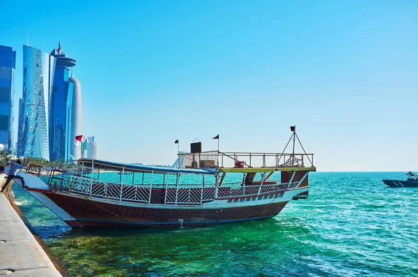 Barco turístico en el distrito de Al Dafna, Doha, Qatar — Foto de Stock