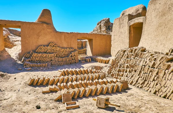 Asciugatura mattoni di fango, Rayen fortezza, Iran — Foto Stock