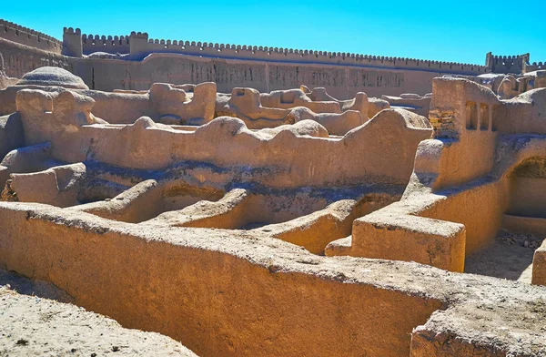 Ruinerna av antika adobe citadellet, Rayen, Iran — Stockfoto