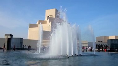 Doha, Katar - 13 Şubat 2018: Taze çeşme önünde modern taş bina, İslam Sanatları Şubat 13 Doha liman, yanındaki küçük adada bulunan müze,.