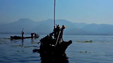 Inle Gölü, Myanmar - 18 Şubat 2018: Kano toplamak yeşil otlar gübre veya üzerinde 18 Şubat Inle Gölü'el sanatları için Inle Gölü'nün alttan köylüleri.